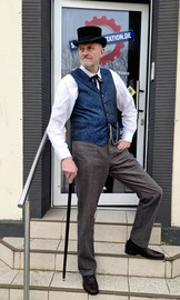 Historische Old Style Western Wear für Herren am Beispiel von Herberts Saloon-Outfit zur Anprobe vor Ort in der Steampunk-Station Bochum