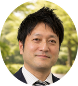 結婚相談所「空のベンチ」の仲人、村上修司のプロフィール写真。日野市周辺で婚活をお考えの方へ、お一人おひとりの気持ちやペースを大切にしながら無理なく伴走します。