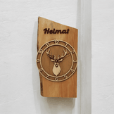 Wanduhr aus Holz mit Hirschmotiv und Schriftzug „Heimat“ – handgefertigt