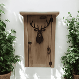 Hängeschrank aus Massivholz mit Hirschmotiv – rustikaler Wandschrank im Vintage-Stil