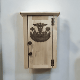 Hängeschrank aus Massivholz mit Hirschmotiv – rustikaler Wandschrank im Vintage-Stil