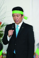 後援会事務所開きであいさつする中山氏=22日夜