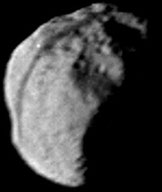 Epimetheus, aufgenommen von Voyager 1 am 11. November 1980, bei deren größten Annäherung. Der dunkle Strich links ist der Schatten des F-Rings.