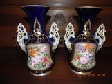 Paire de vases balustres à anses ajourées porcelaine de Valentine XIXème