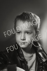 photo portait enfant de 10 ans en plan rapproché, noir et blanc, éclairage de studio fresnel harcourt.