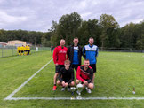 Die Gewinner des Jedermann-Faustballturniers 2025: Stolz präsentieren die Spieler ihren Pokal – ein gelungener Abschluss eines sportlich fairen und stimmungsvollen Turniertages.