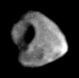 Thebe am 3. Januar 2000, aufgenommen durch Galileo aus einer Entfernung von 192.700 Kilometern. Gut zu sehen ist hier der verhältnismäßig große Krater Zethus links im Bild.