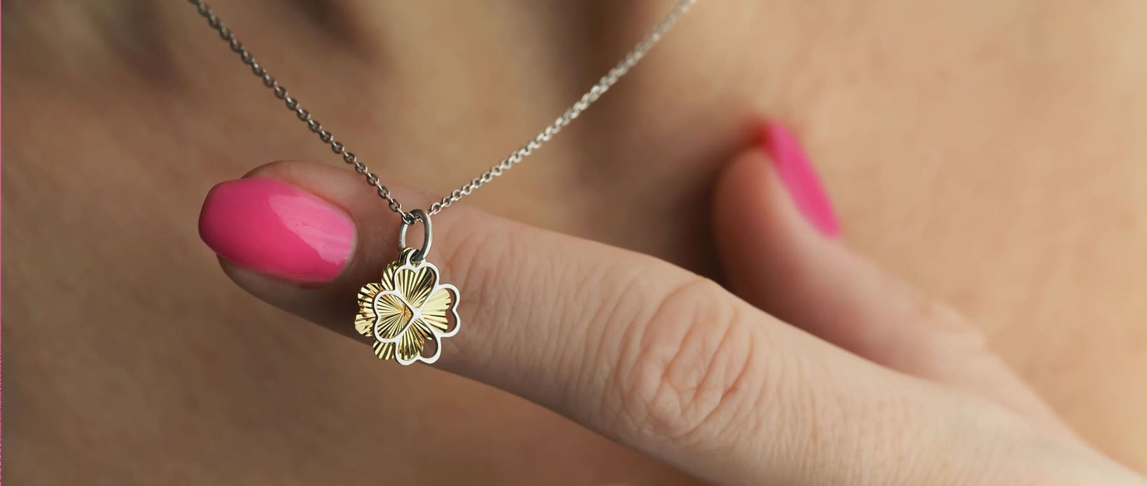 Zwei Kleeblatt Glücks Anhänger zweiteilig mit Sonnenschliff gold und Silber