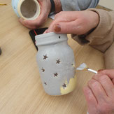 Atelier de groupe peinture sur céramique SAUMUR Atelier Pascale B