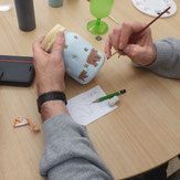 Atelier de groupe peinture sur céramique SAUMUR Atelier Pascale B