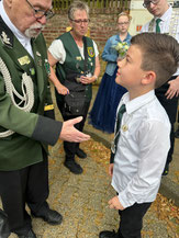 Dem Bambiniprinz Jona Pol wurde die neu angeschaffte Kette überreicht