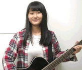 大阪のギター教室k9musicschoolでアコースティックギターを習っている女子高生