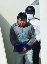 八重山署から移送された宮城容疑者=12日午前、八重山署