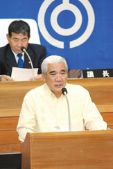 議員との質疑に応じる新庁舎建設特別委員会の伊良皆委員長=1日午前、市議会