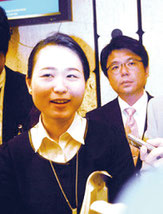 国連での演説後、報道陣に囲まれる我那覇氏。後方は同行した砥板市議=9月22日