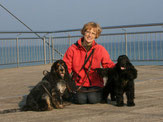 Blonde Frau mit 2 Cocker Spaniel.