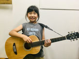 k9musicschoolのキッズギターコースの女の子の生徒さんの画像