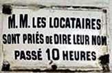 Plaque demandant aux locataires de se déclarer passées 22h 