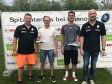 Finalist Jakunin und Sieger Bohlen (Mitte) mit Turnierleitung