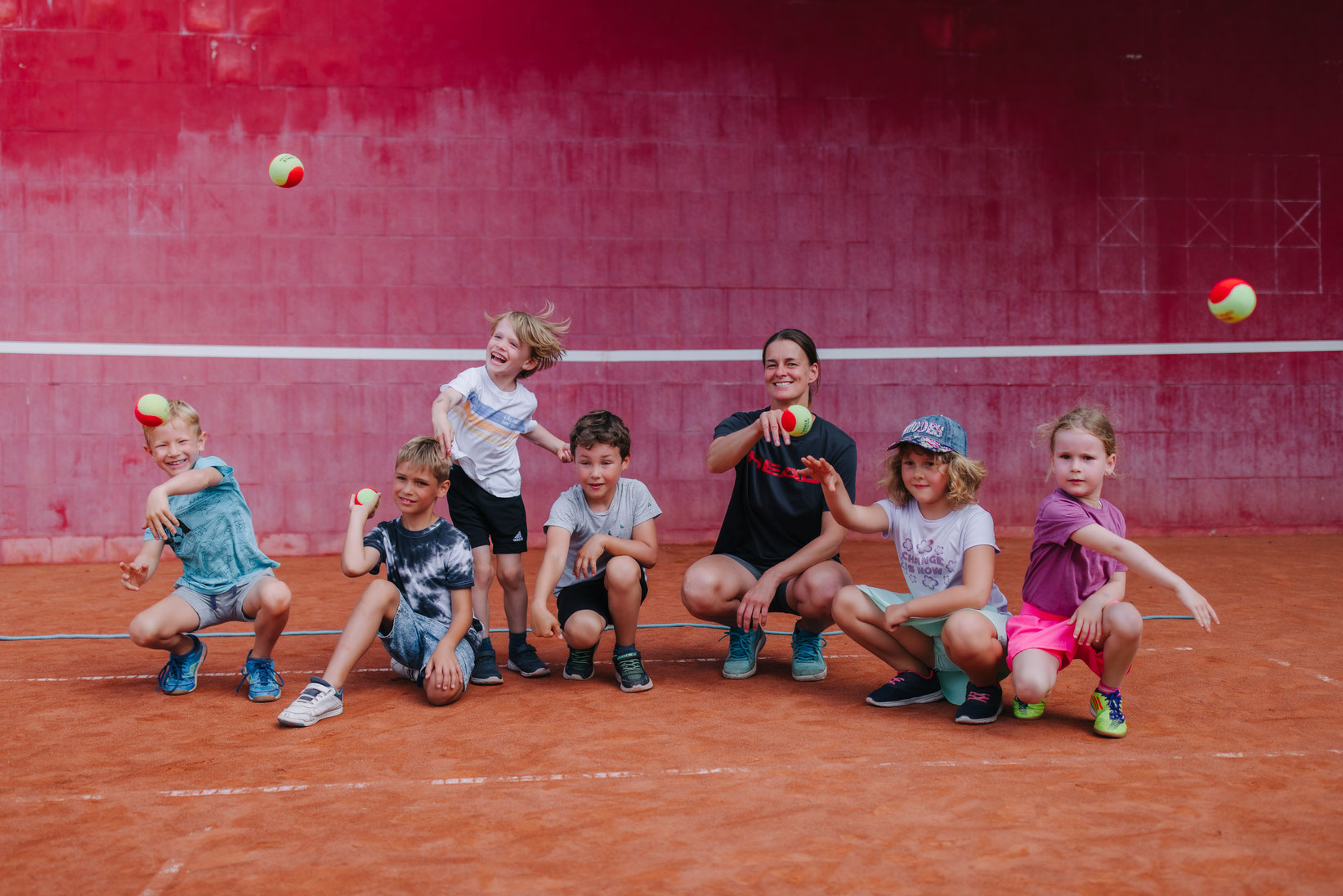 Unser Kindersport-Programm für 4-Jährige bietet Basketball, Fußball, Handball, Hockey und Tennis. In 60-minütigen Einheiten motivieren unsere Trainer die Kinder mit interaktiven Spielen und Übungen, die Freude und Begeisterung für den Sport zu wecken.