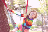 Kind mit Regenbogenfarbenem Pulli