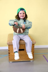 Mädchen auf Schulkiste mit Bauchtasche Mini Bum Bag Hund von LÄSSIG