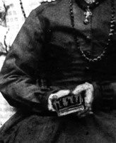 Obige Foto lässt sich genau datieren: Die Jahrzahl 1877 ist auf dem Büchlein in den Händen der Mutter Cäcilia Schmid hineinretouchiert.