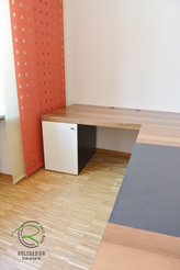Schreibtischplatte in Nussbaum mit flächenbündiger Schreibtischunterlage in Möbellinoleum