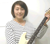 大阪のギター教室k9musicschoolでエレキギターを習っている女性