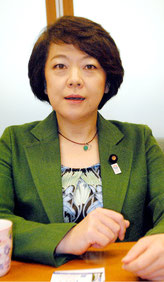 インタビューに答える島尻氏=東京の参議院議員会館