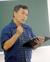 講話で順法精神の大切さを訴える玉津教育長=13日午後、県立石垣青少年の家