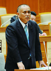 一般質問する砂川利勝氏=27日午後、県議会