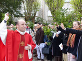 Dim. 9 avril - P. Daniel bénit l'assemblée dans les jardins de l'église St Mathieu (Morlaix).