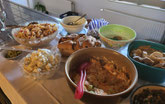 Grillbuffet mit Brot und verschiedenen Salaten