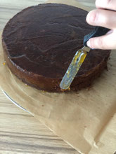 Den gesamten Kuchen mit der restlichen Marmelade bestreichen