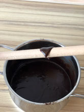TEST: Bleibt eine 4 mm Schicht Guss auf einem Holzlöffel haften, so hat der Guss die perfekte Konsistenz