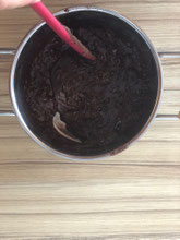 Die Schokolade in den Zuckersirup einrühren. Achtung! Das Sirup darf nicht zu heiß sein!