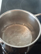 Für den Sacherguss wird Wasser und Zucker 5 Minuten zu einem Sirup gekocht