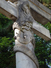 品川神社 双龍鳥居 降り龍（左側）