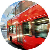 Roter Bus als Synonym für eine Klassenfahrt-Versicherung
