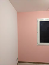 Mise en peinture chambre deux couleurs à Béziers, blanc cassé et rose poudré – Peinture Audiffren