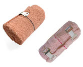 Yoga Bandage Yoga Institut Pune. Augenbinde oder Yoga Bandage wird verwendet, um die Stirn und die Augen zu verbinden, die Aufmerksamkeit nach innen zu lenken und Spannungen im Kopf zu lösen.