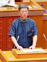 提出議案の説明を行う翁長知事=20日、県議会