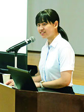 交流証言者の松野世菜さん=15日午後、健康福祉センター