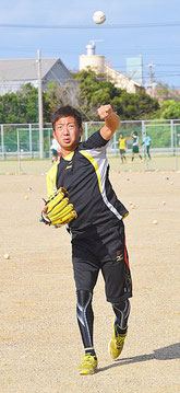 八重山農林高校で自主トレする嘉弥真新也=5日、同校