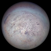 Eine globale Ansicht Tritons, aus mehreren Aufnahmen von Voyager 2 im August 1989. Die Bildmitte liegt etwa bei 40°00'00.0"S 0°00'00.0"E. © NASA/1997 by A. Tayfun Oner