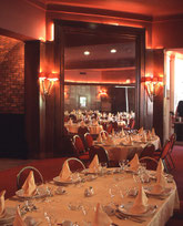 Table dressée pour un dîner au salon Shakespeare du palais des congrès