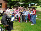 Die Kindergottesdienstkinder zu Gast beim Erdbeerfest