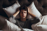 Atelier troubles du sommeil au Pertuis – Homme cherchant le sommeil entre ses oreillers, illustrant l'accompagnement en sophrologie de Gaëlle Pagès pour retrouver des nuits calmes et réparatrices.