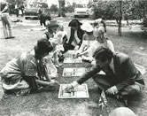 Briten und Amerikaner spielen Ludo am Amerikanischen Unabhängigkeitstag auf dem Belgrave Square in London  (Original-Pressefoto - England)